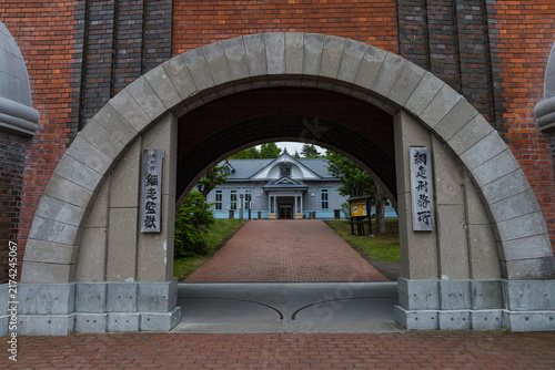 日本　北海道網走市の博物館網走監獄の正門から望む庁舎