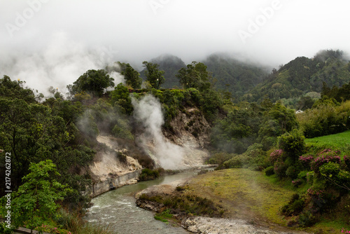 Foto Geothermal steam drifts above the river and volcanic hot springs in the Furnas Valley