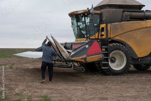 Konstfotografi Operario preparando máquina trilladora y reja para recolección de maíz en campo