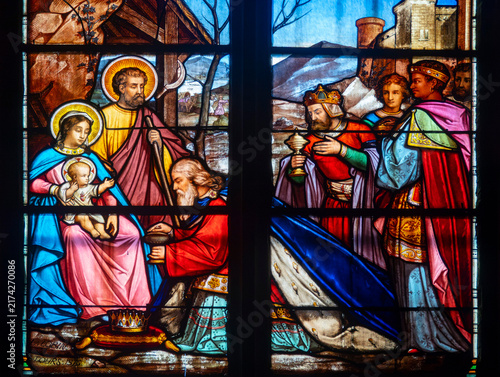 Foto A colorful stained glass window depicts the biblical scene of the adoration of the Magi