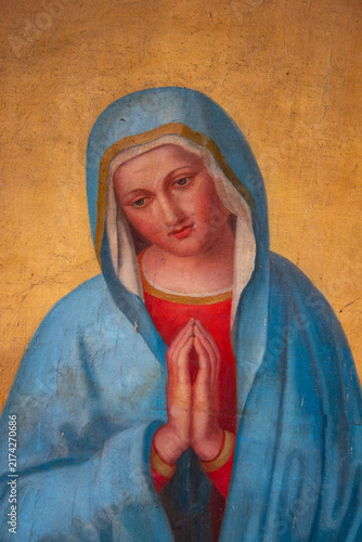 Foto A traditional religious painting depicts Virgin Mary praying with joined hands against a golden background