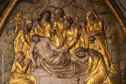 Canvastavla A carved gilded relief depicts the entombment of Jesus Christ.