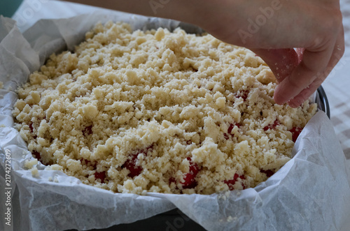 Foto Preparing Strawberry Crumble Cake with Homemade Streusel