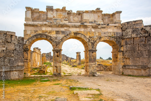 Foto Ancient ruins in Turkey with stone arches and pathways under a cloudy sky