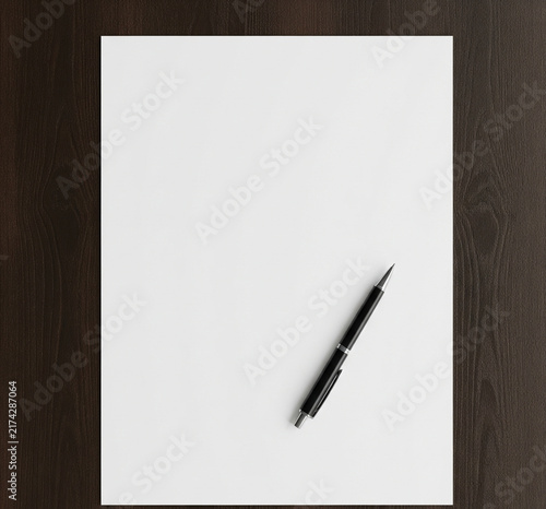 Feuille blanche avec stylo sur un bureau