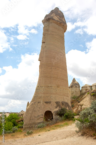 Fotografía Tall rock formation in Cappadocia, Turkey under cloudy sky