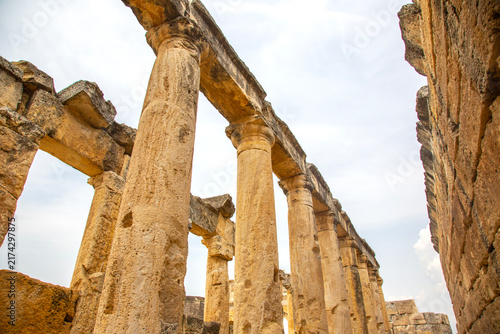 Cuadro en lienzo Ruins of ancient columns in Turkey showcase historical architecture from past ci