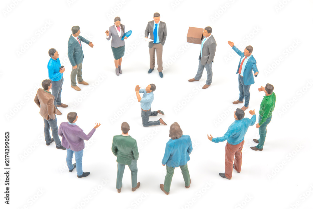 Obraz premium Miniature people in a circle discussing and presenting ideas