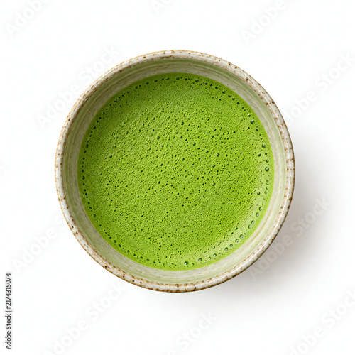白背景に置かれた鮮やかな抹茶茶碗の俯瞰写真