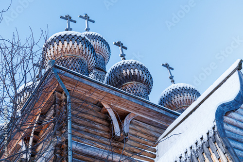 фотографія Close-up of wooden lemesh cupolas and iron crosses of the historic Intercession Church in winter Zaostrovie, Arkhangelsk oblast, Russia