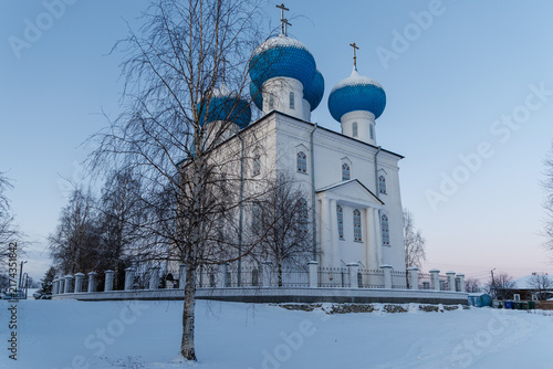 фотографія The snow-white church with its blue domes looks majestic even in winter