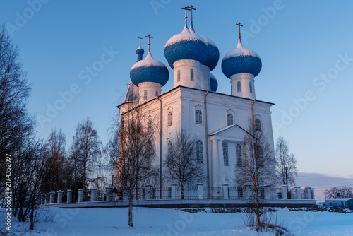 Foto The snow-white church with its blue domes looks majestic even in winter