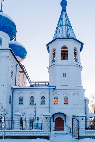 фотографія The snow-white church with its blue domes looks majestic even in winter