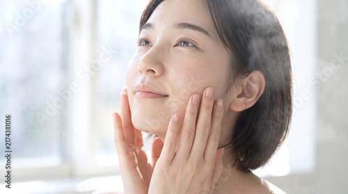 Tapety artystyczne スチーマーの蒸気を浴びながら肌を保湿ケアする女性