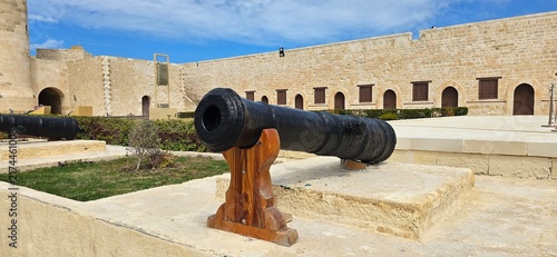 Fotografía Old historic cannon in the inner courtyard of the Citadel of Qaitbay, a 15th-century defensive fortress located on the Mediterranean sea coast, on Pharos Island in Alexandria, Egypt