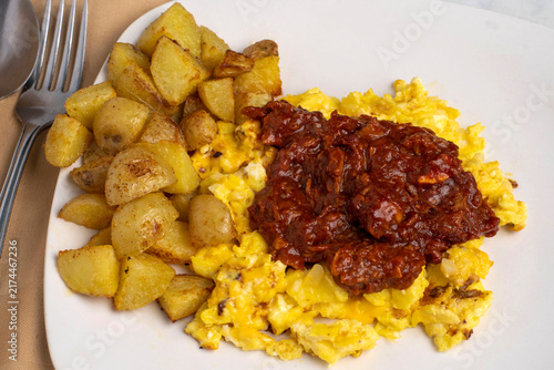 Foto scramble eggs and pulled pork  breakfast