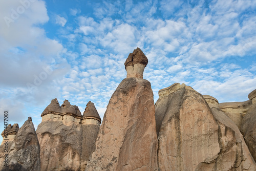 Foto Cappadocia fairy chimneys shaped by volcanic geology and natural erosion in Central Anatolia, Türkiye