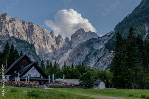 Tamar Hütte mit Jalovec in den Julischen Alpen