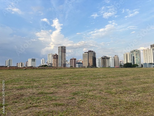 View of the Jardim Aquarius neighborhood from Una Park, a new real estate development.