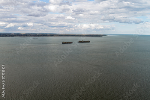 Foto Cargo Ships Navigate the Calm Waters of the English Channel Near the Coast of En