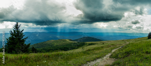 Cuadro en lienzo Whitetop Mountain (5,525 ft) in Grayson County, Virginia Sunbeams on the Appalac