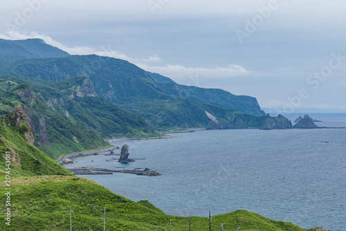 日本　北海道積丹町・神威岬展望台から望む積丹半島の雄大な海岸線と山並み