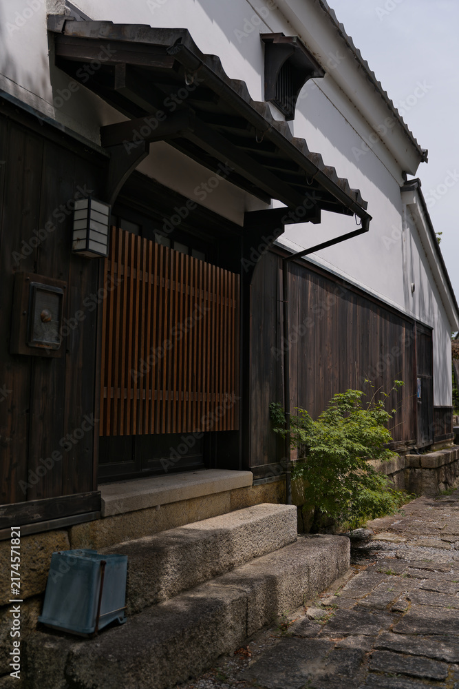 Fototapeta premium 近江八幡の白壁と木格子が印象的な伝統建築の町家