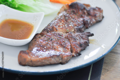 Konstfotografi pork steak or grilled pork and salad or pork chop and vegetable