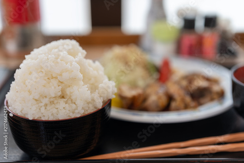 Plakat 定食屋のテーブルに置かれた山盛りの白ご飯