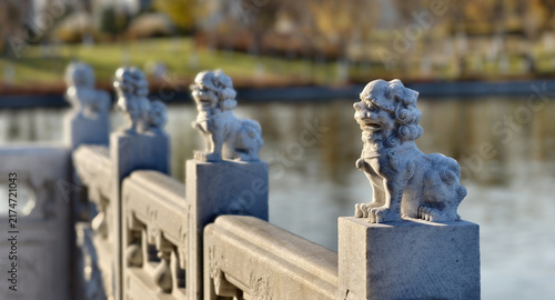 Bild auf Leinwand Stone Guardian Lion Statues on Riverside Balustrade