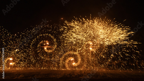 Fotografie Night Fire Performance with Spinning Sparks