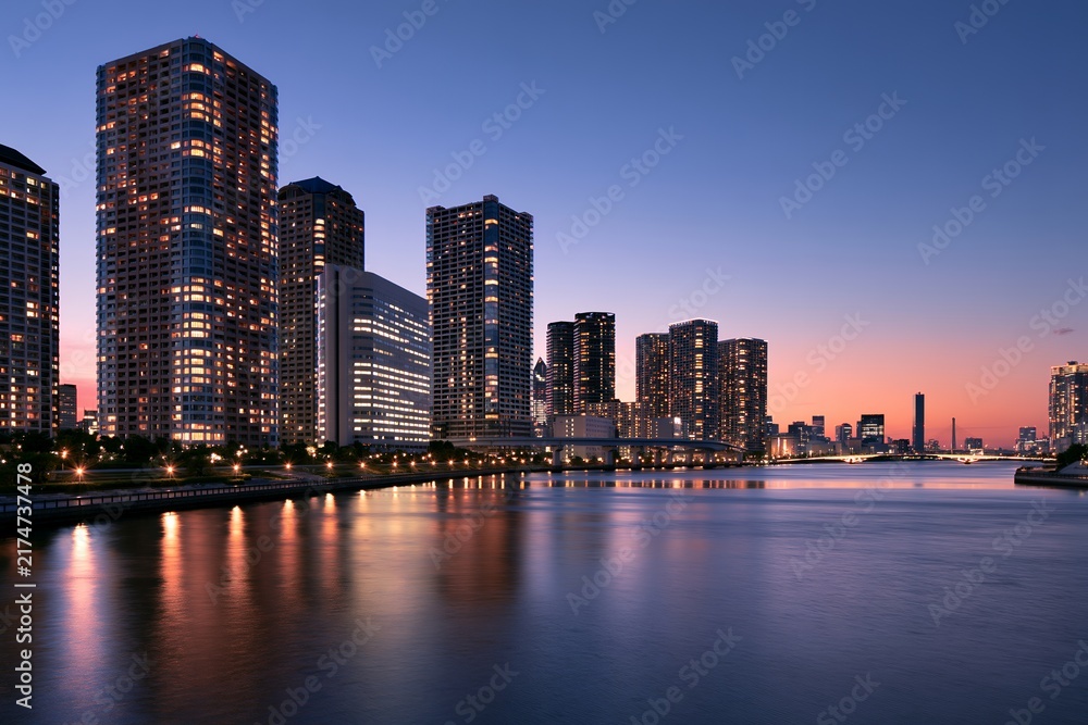 水面に映る夕日」の写真素材 | 2,558件の無料イラスト画像 | Adobe Stock