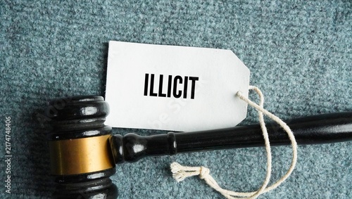 Canvas Print The judge's hammer with the word Illicit
