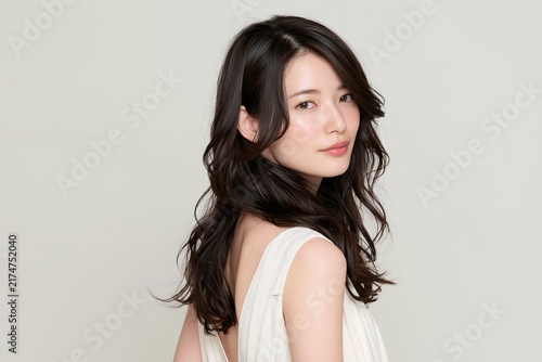 Tapety artystyczne 清潔感あふれる美しい日本人女性の魅力的な美容ポートレート