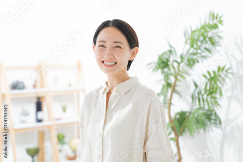 ミドル　女性　笑顔