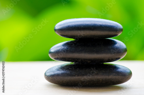 Foto Closeup of black zen stones symbolizing balance and meditation, with customizable space for text