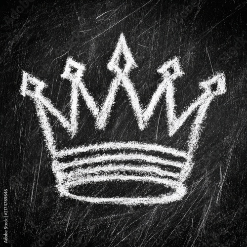 Chalk drawing of a simple crown on a blackboard background, featuring five points and circular base, suitable for design or educational purposes