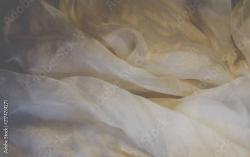 Foto Horizontal golden and warm cream organza fabric soft draping background