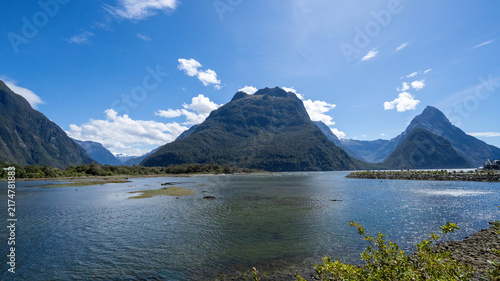Bild auf Leinwand Milford Sound, New Zealand - Majestic Mountains and Waterways