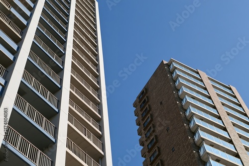 Obraz na płótnie 青空を背景に建つ高層マンション住宅と都市の風景