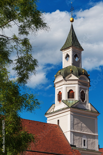 Campanile di St. Michael (San Michele) a Bressanone contro cielo blu, Alto Adige, Italia