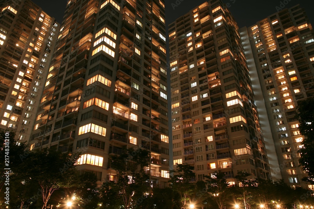 Obraz premium 都会の夜に輝く高層マンション群の窓明かりが幻想的