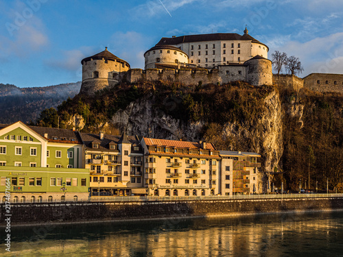 Fotografía December 3, 2025 – Kufstein, Austria: Historic Kufstein Fortress Rising Above th