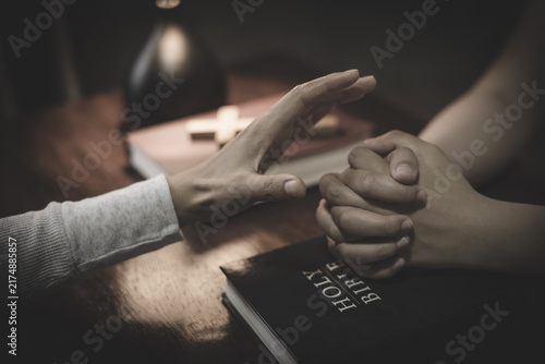 Foto Christian prayer between two people holding hands, seeking God’s blessing, guidance, peace, and comfort through faith