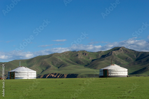 Foto Two gers beneath distant hills at dawn, Orkhon Valley, Mongolia