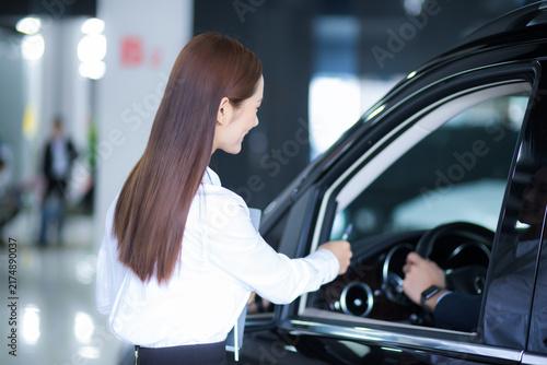 Cuadro en lienzo Car sales consultant assisting customer at vehicle showroom