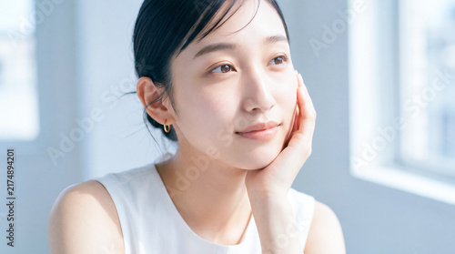 Obraz w ramie 室内でリラックスしている白いタンクトップの日本人女性