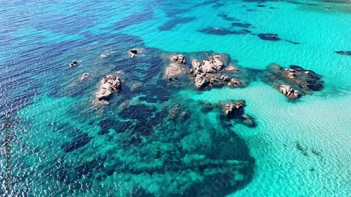 Eaux turquoises de la plage de Santa Giulia en Corse
