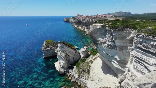 Vue aérienne des falaises et des côtes turquoises de la citadelle de Bonifacio