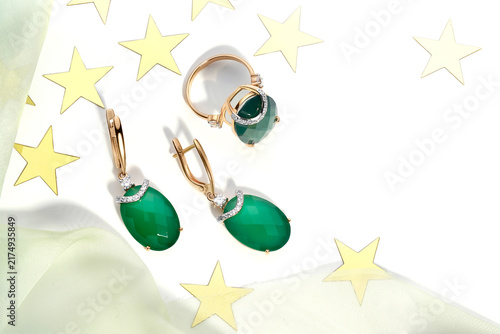 Quadro su tela Elegant Green Gemstone Jewelry Set Featuring Earrings and Ring with Decorative A